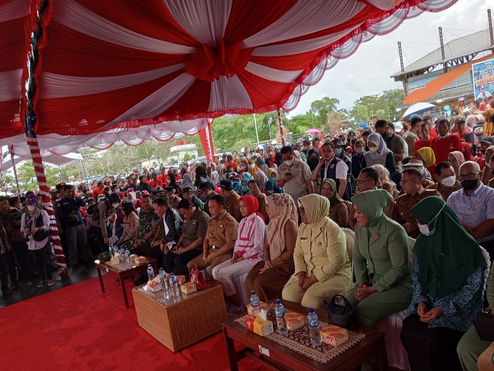 GUBERNUR KALTENG TINJAU PELAKSANAAN PASAR PENYEIMBANG DI KAPUAS 1 GUBERNUR KALTENG TINJAU PELAKSANAAN PASAR PENYEIMBANG DI KAPUAS 2