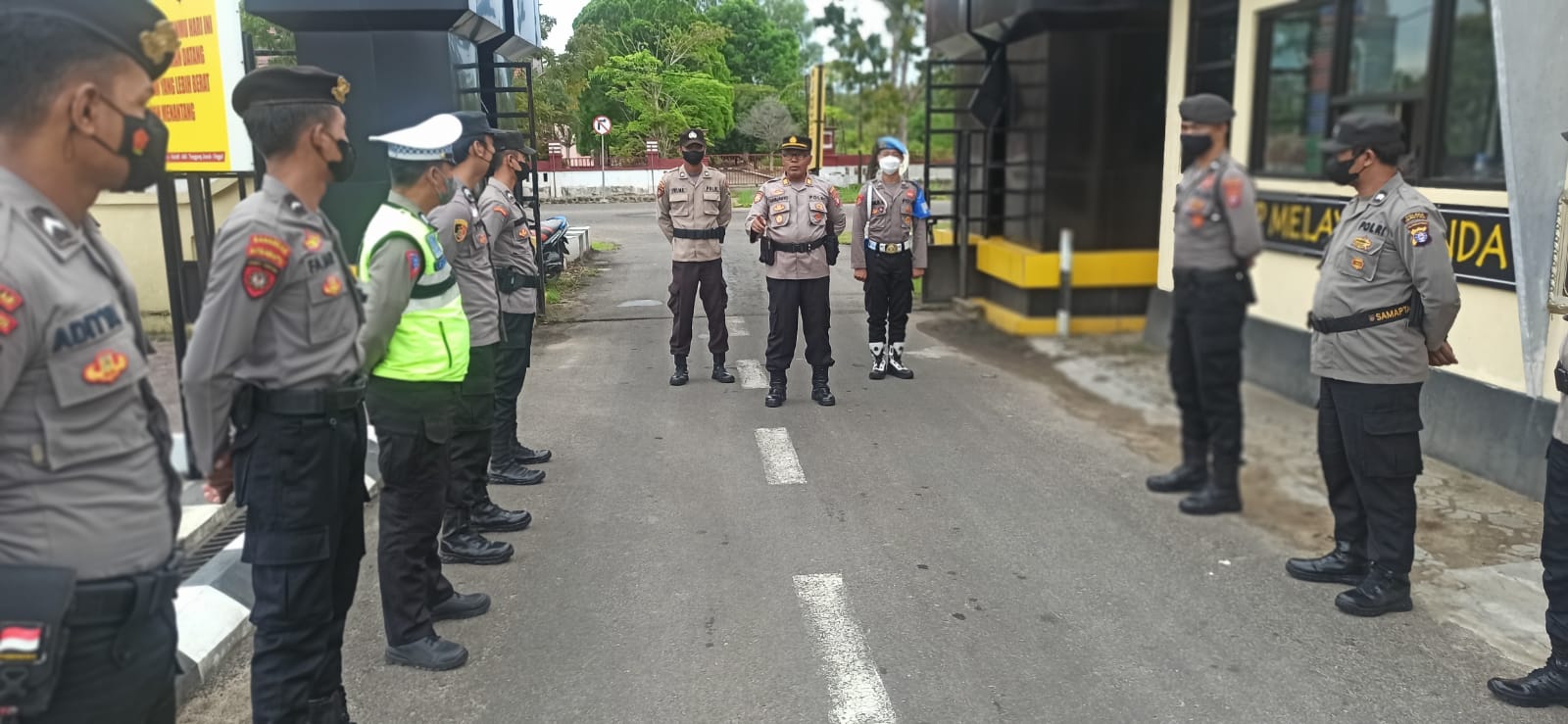 WhatsApp Image 2022-11-26 at 21.06.17 PAWAS PIMPIN APEL SERAH TERIMA PIKET PENJAGAAN DAN PIKET FUNGSI (SATLANTAS) 1