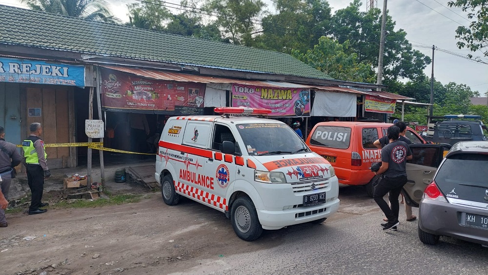KAKEK TANPA IDENTITAS TEWAS DALAM POSISI TERDUDUK DI DEPAN RUKO HIU PUTIH 1 KAKEK TANPA IDENTITAS TEWAS DALAM POSISI TERDUDUK DI DEPAN RUKO HIU PUTIH 2
