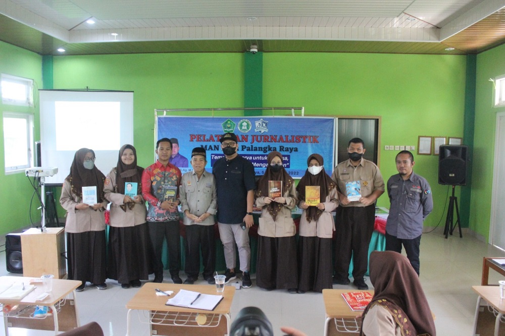 SISWA-SISWI MAN KOTA PALANGKA RAYA DILATIH JADI WARTAWAN 1 SISWA-SISWI MAN KOTA PALANGKA RAYA DILATIH JADI WARTAWAN 2