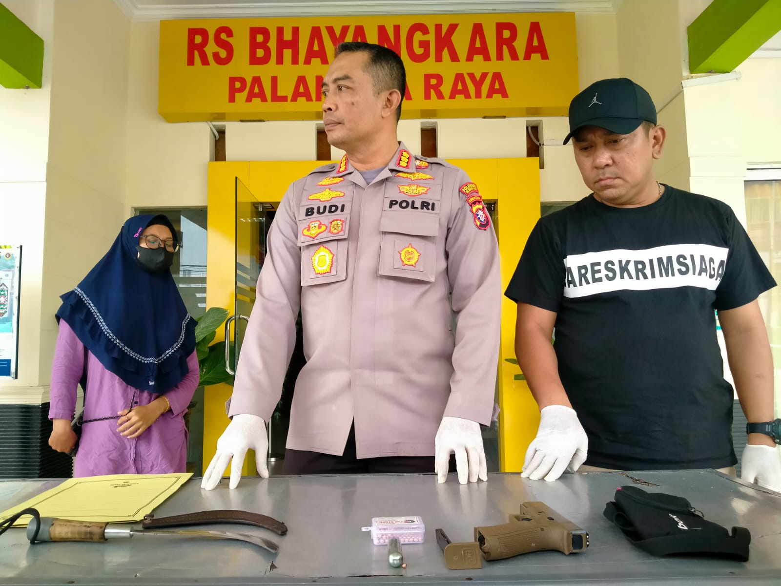 BREAKING NEWS!! MELAWAN SAAT DITANGKAP!! OTAK PELAKU PEMBUNUHAN POLISI DI PONTON TEWAS DITERJANG TIMAH PANAS 1 BREAKING NEWS!! MELAWAN SAAT DITANGKAP!! OTAK PELAKU PEMBUNUHAN POLISI DI PONTON TEWAS DITERJANG TIMAH PANAS 2
