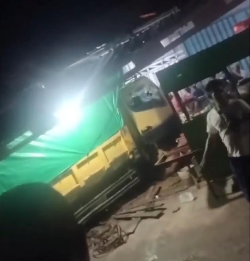 SETIR LENGKET, TRUCK BERMUATAN TANAH HANTAM GEROBAK NASI GORENG DAN KANOPI RUKO 1 SETIR LENGKET, TRUCK BERMUATAN TANAH HANTAM GEROBAK NASI GORENG DAN KANOPI RUKO 2