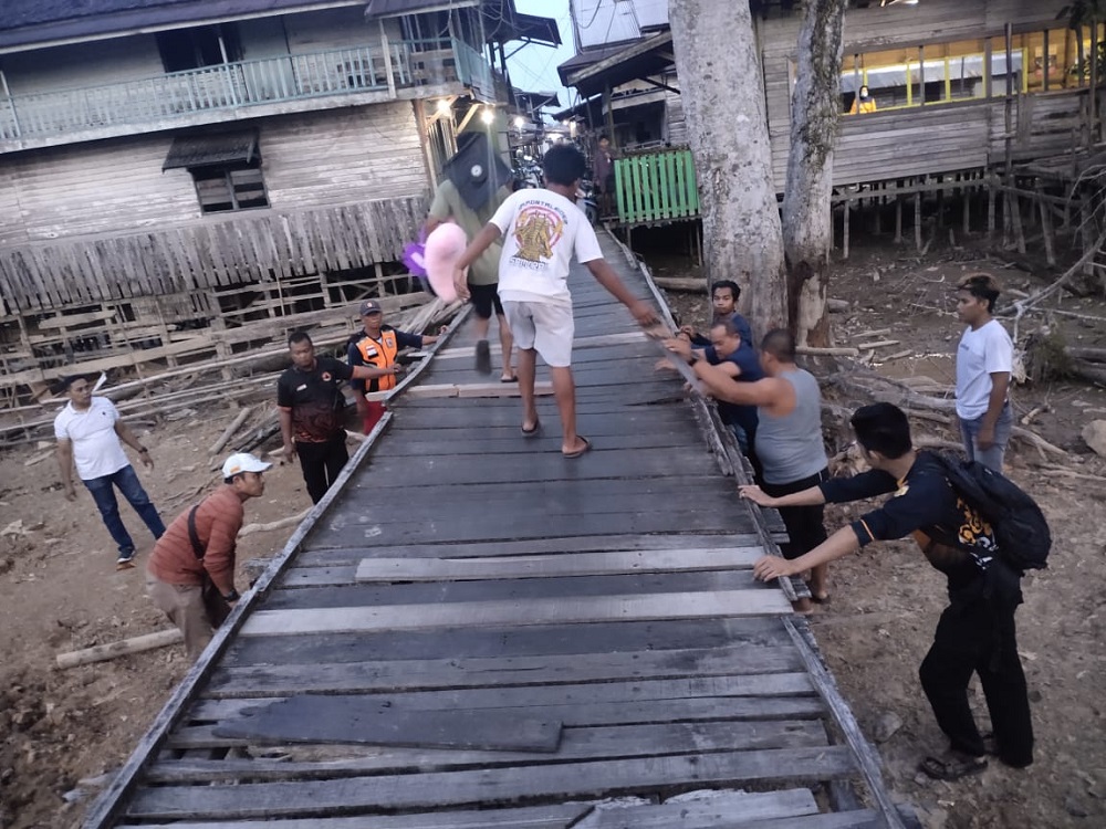 ABRASI DAS KAHAYAN, 4 BUAH RUMAH DI FLAMBOYAN BAWAH RUNTUH 1 ABRASI DAS KAHAYAN, 4 BUAH RUMAH DI FLAMBOYAN BAWAH RUNTUH 2