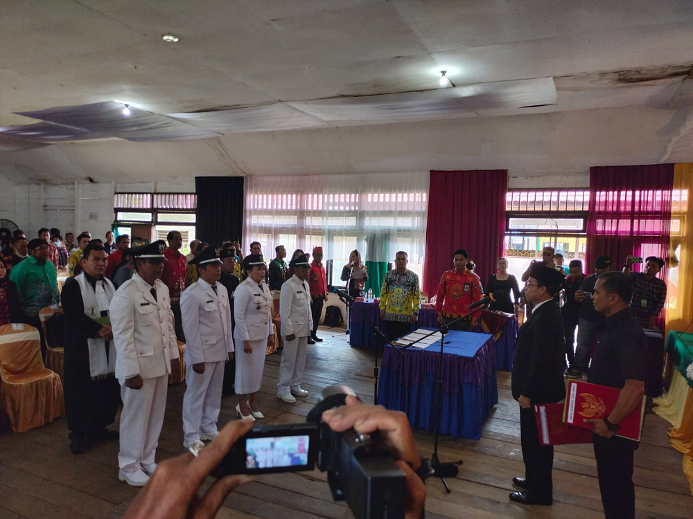 MELANTIK EMPAT PEJABAT KEPALA DESA DI KECAMATAN KATINGAN TENGAH, INI PESAN BUPATI KATINGAN 1 MELANTIK EMPAT PEJABAT KEPALA DESA DI KECAMATAN KATINGAN TENGAH, INI PESAN BUPATI KATINGAN 2