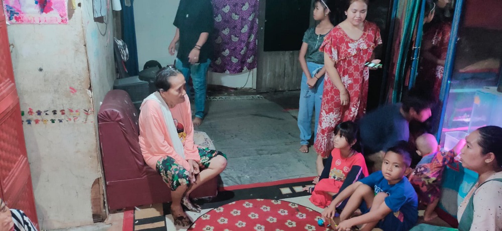 2 JAM PENCARIAN, NENEK 69 TAHUN DITEMUKAN WARGA DALAM KONDISI KEBINGUNGAN DITENGAH HUTAN SEBANGAU 1 2 JAM PENCARIAN, NENEK 69 TAHUN DITEMUKAN WARGA DALAM KONDISI KEBINGUNGAN DITENGAH HUTAN SEBANGAU 2