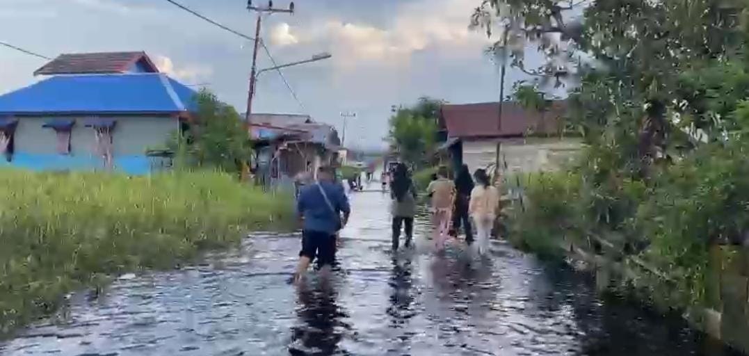 PASCA KENAIKAN DEBIT AIR, BPBD AJUKAN KENAIKAN STATUS DARURAT BANJIR KEPADA PEMERINTAH KOTA PALANGKA RAYA 1 PASCA KENAIKAN DEBIT AIR, BPBD AJUKAN KENAIKAN STATUS DARURAT BANJIR KEPADA PEMERINTAH KOTA PALANGKA RAYA 2