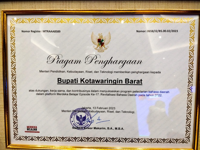 KEMENDIKBUDRISTEK BERI PENGHARGAAN KEPADA PEMKAB KOBAR SEBAGAI APRESIASI PENYELAMATAN BAHASA DAERAH 1 KEMENDIKBUDRISTEK BERI PENGHARGAAN KEPADA PEMKAB KOBAR SEBAGAI APRESIASI PENYELAMATAN BAHASA DAERAH 2