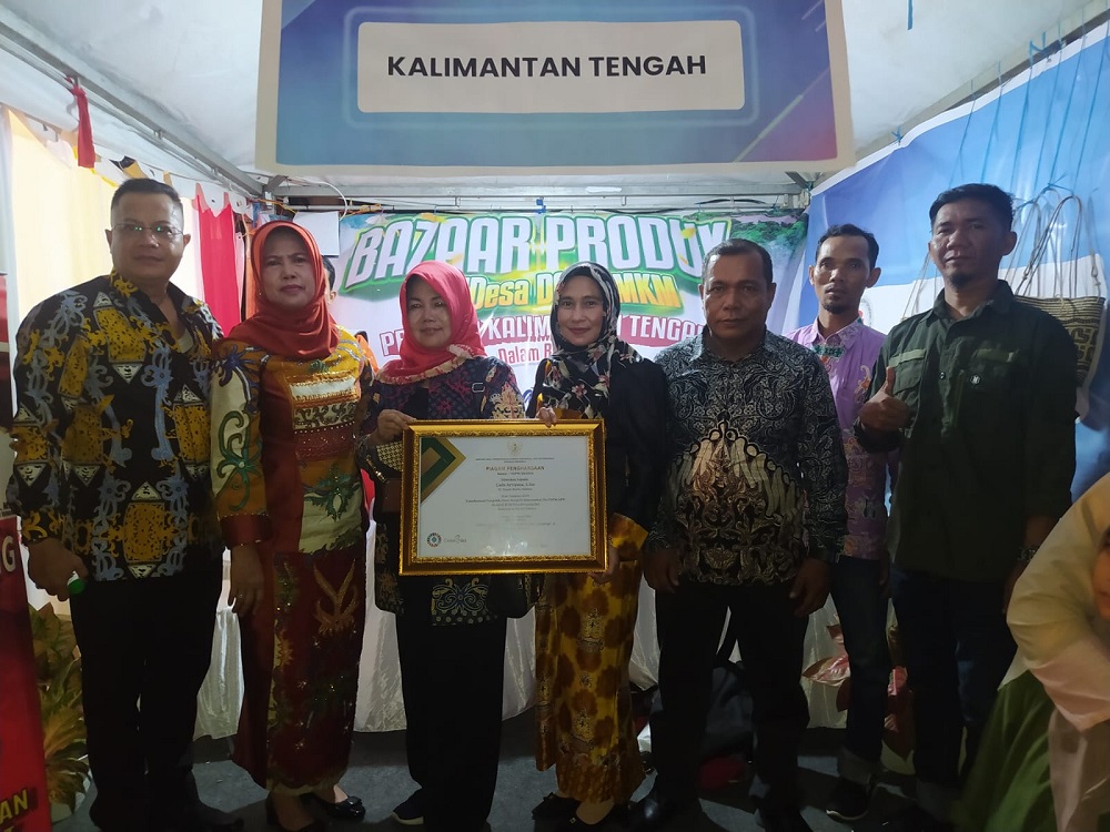 PJ BUPATI BARSEL DAPAT PENGHARGAAN DARI MENTERI DESA PDTT RI 2 PJ BUPATI BARSEL DAPAT PENGHARGAAN DARI MENTERI DESA PDTT RI 3