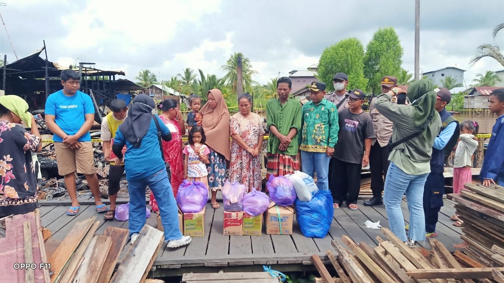KEBAKARAN HEBAT HANGUSKAN TIGA BANGUNAN DI DESA BATANJUNG KUALA KAPUAS 1 KEBAKARAN HEBAT HANGUSKAN TIGA BANGUNAN DI DESA BATANJUNG KUALA KAPUAS 2
