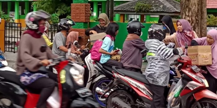 RAMADAN, SISWA SMP NEGERI 2 TINGKATKAN ILMU AGAMA DAN KEPEDULIAN SOSIAL 2 RAMADAN, SISWA SMP NEGERI 2 TINGKATKAN ILMU AGAMA DAN KEPEDULIAN SOSIAL 2