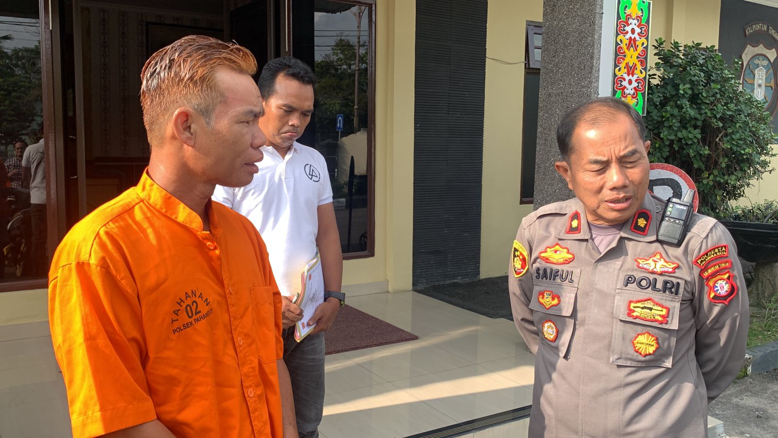 GASAK SEPEDA MOTOR ANAK ANGKAT, PRIA BERAMBUT PIRANG INI HARUS BERURUSAN DENGAN POLISI 1 GASAK SEPEDA MOTOR ANAK ANGKAT, PRIA BERAMBUT PIRANG INI HARUS BERURUSAN DENGAN POLISI 2