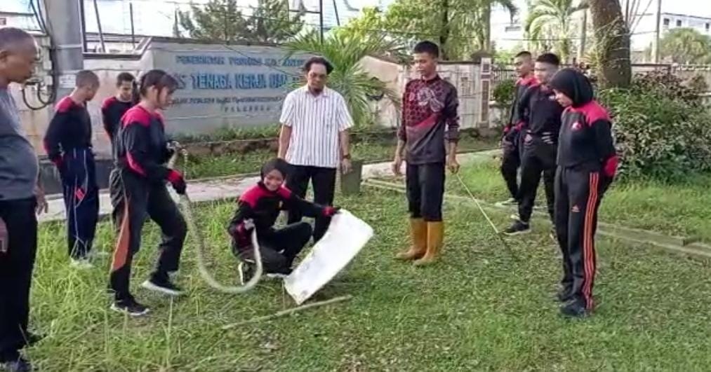 PRAMUKA SAKA BHAYANGKARA POLRESTA PALANGKARAYA KUNJUNGI POS TIM ERP, BELAJAR TENTANG PENANGANAN DAN PENYELAMATAN HEWAN 1 PRAMUKA SAKA BHAYANGKARA POLRESTA PALANGKARAYA KUNJUNGI POS TIM ERP, BELAJAR TENTANG PENANGANAN DAN PENYELAMATAN HEWAN 2