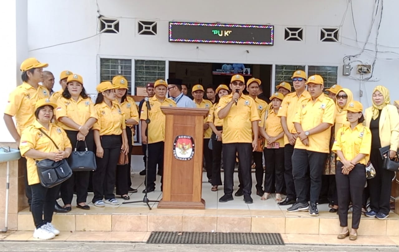 DOKUMEN BACALEG DPD II PARTAI GOLKAR DITERIMA KPU KABUPATEN KUTAI BARAT DAN DINYATAKAN LENGKAP 1 DOKUMEN BACALEG DPD II PARTAI GOLKAR DITERIMA KPU KABUPATEN KUTAI BARAT DAN DINYATAKAN LENGKAP 2
