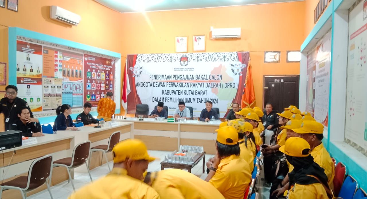 DOKUMEN BACALEG DPD II PARTAI GOLKAR DITERIMA KPU KABUPATEN KUTAI BARAT DAN DINYATAKAN LENGKAP 2 DOKUMEN BACALEG DPD II PARTAI GOLKAR DITERIMA KPU KABUPATEN KUTAI BARAT DAN DINYATAKAN LENGKAP 3