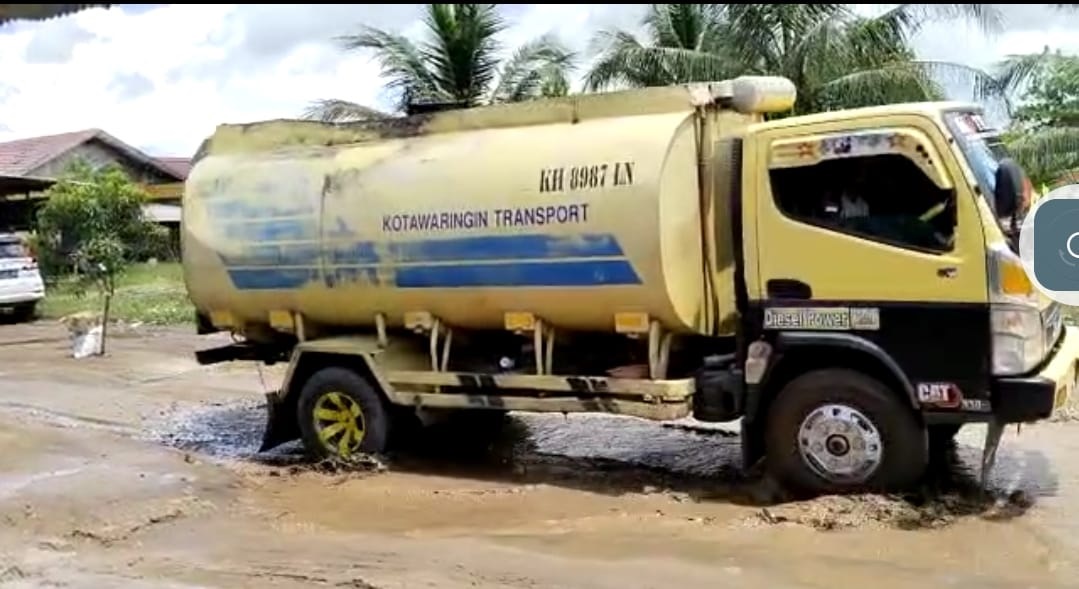 RUAS JALAN KARYA UNGGANG RUSAK PARAH, WARGA TANAM SAWIT 1 RUAS JALAN KARYA UNGGANG RUSAK PARAH, WARGA TANAM SAWIT 2