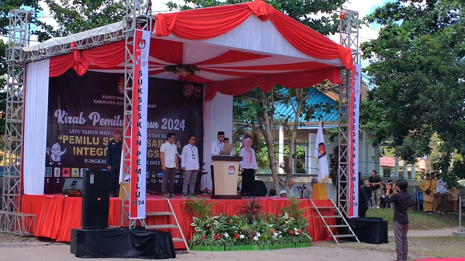 KPU KOBAR LAKSANAKAN SERAH TERIMA KIRAB PEMILU 2024 1 KPU KOBAR LAKSANAKAN SERAH TERIMA KIRAB PEMILU 2024 2