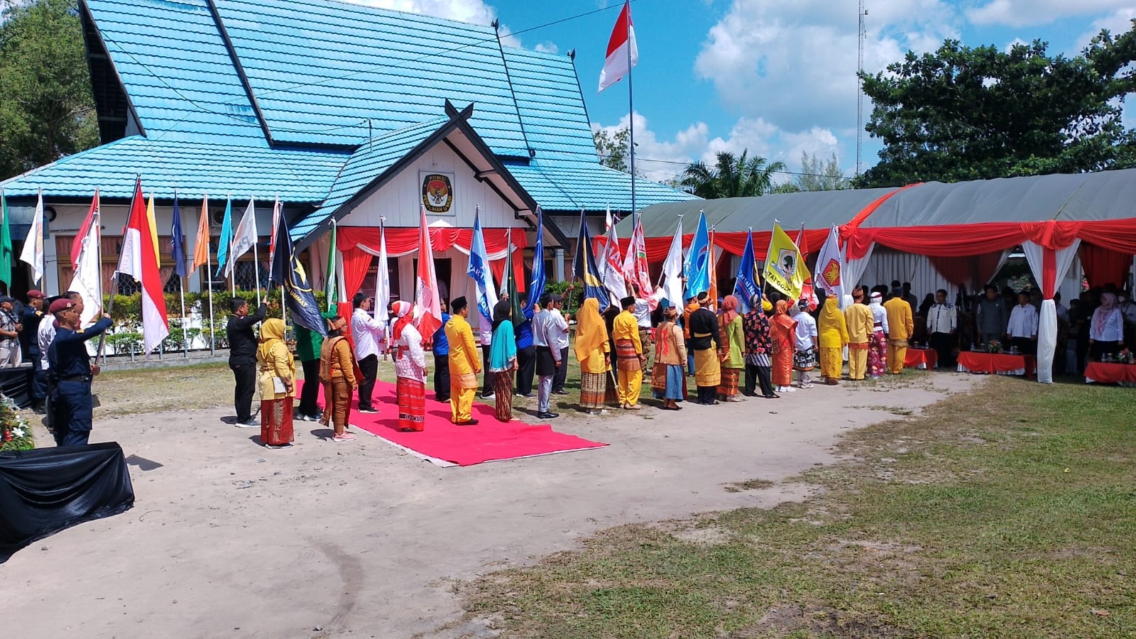 KPU KOBAR LAKSANAKAN SERAH TERIMA KIRAB PEMILU 2024 2 KPU KOBAR LAKSANAKAN SERAH TERIMA KIRAB PEMILU 2024 3