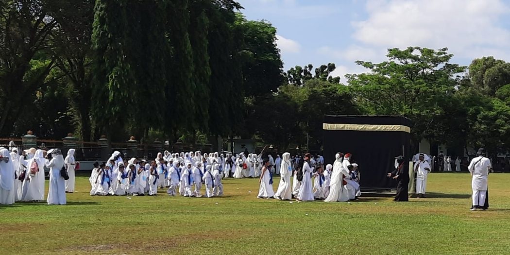 BERBAUR JADI SATU, 2.500 ORANG PESERTA IKUTI PRAKTEK MANASIK HAJI 1 BERBAUR JADI SATU, 2.500 ORANG PESERTA IKUTI PRAKTEK MANASIK HAJI 2