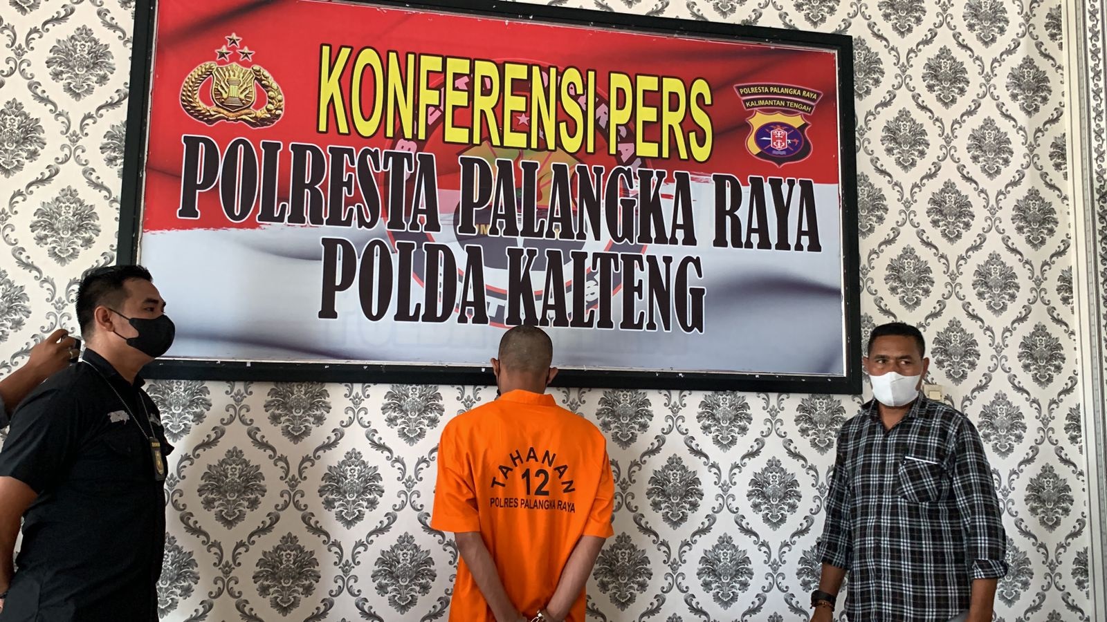 BERDALIH HIMPITAN EKONOMI JADI ALASAN PELAKU LAKUKAN PENIPUAN TOP UP UANG ELEKTRONIK, KAPOLRESTA : PELAKU INI JUGA RESIDIVIS KASUS PENYALAHGUNAAN NARKOTIKA. 1 BERDALIH HIMPITAN EKONOMI JADI ALASAN PELAKU LAKUKAN PENIPUAN TOP UP UANG ELEKTRONIK, KAPOLRESTA : PELAKU INI JUGA RESIDIVIS KASUS PENYALAHGUNAAN NARKOTIKA. 2