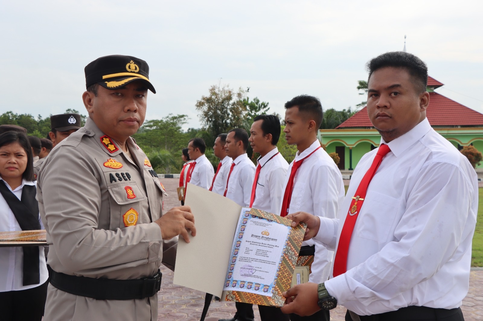 PULUHAN PERSONEL POLRES GUNUNG MAS DAPAT PENGHARGAAN 1 PULUHAN PERSONEL POLRES GUNUNG MAS DAPAT PENGHARGAAN 2
