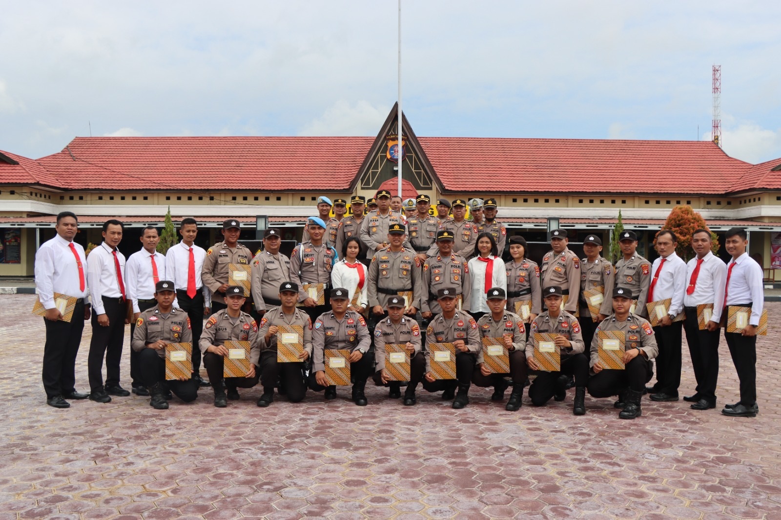 PULUHAN PERSONEL POLRES GUNUNG MAS DAPAT PENGHARGAAN 2 PULUHAN PERSONEL POLRES GUNUNG MAS DAPAT PENGHARGAAN 3