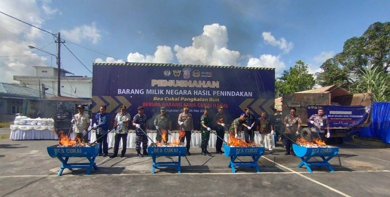 BEA CUKAI PANGKALAN BUN MUSNAHKAN BARANG SITAAN SENILAI 800 JUTA LEBIH 1 BEA CUKAI PANGKALAN BUN MUSNAHKAN BARANG SITAAN SENILAI 800 JUTA LEBIH 2