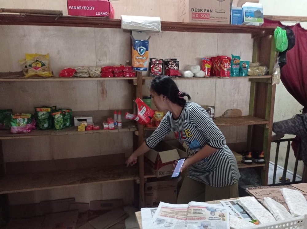 BERHATI-HATI BAGI PEMILIK WARUNG, PRIA BERBAJU HITAM INI TEREKAM CCTV EMBAT MIE INSTANT DAN GULA 1 BERHATI-HATI BAGI PEMILIK WARUNG, PRIA BERBAJU HITAM INI TEREKAM CCTV EMBAT MIE INSTANT DAN GULA 2