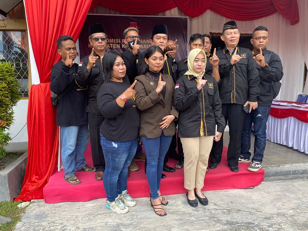 RESMI SERAHKAN BERKAS BACALEG KE KPU, DPD PARTAI UMMAT KOBAR OPTIMIS MENANG DI PEMILU 2024 2 RESMI SERAHKAN BERKAS BACALEG KE KPU, DPD PARTAI UMMAT KOBAR OPTIMIS MENANG DI PEMILU 2024 3