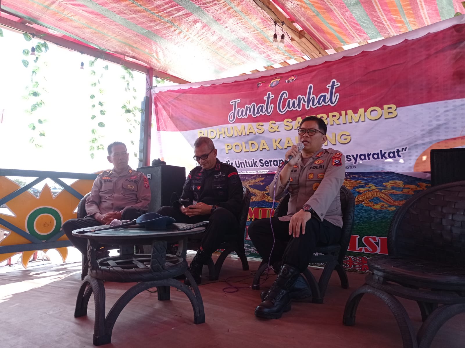 JUMAT CURHAT, INI KELUH KESAH WARGA PELABUHAN RAMBANG KEPADA DANSAT BRIMOB DAN KABID HUMAS POLDA KALTENG 1 JUMAT CURHAT, INI KELUH KESAH WARGA PELABUHAN RAMBANG KEPADA DANSAT BRIMOB DAN KABID HUMAS POLDA KALTENG 2