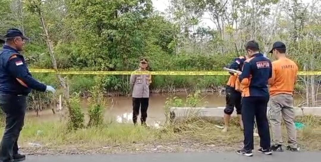 KEPOLISIAN BEBERKAN ALUR KEMATIAN KAKEK LODOY TAMUS, MULAI DIAJAK UNTUK IKUT ACARA DITIMPAH SAMPAI DIBUNUH DAN DI BUANG KE ANAK SUNGAI DESA KAYU BULAN 1 KEPOLISIAN BEBERKAN ALUR KEMATIAN KAKEK LODOY TAMUS, MULAI DIAJAK UNTUK IKUT ACARA DITIMPAH SAMPAI DIBUNUH DAN DI BUANG KE ANAK SUNGAI DESA KAYU BULAN 2