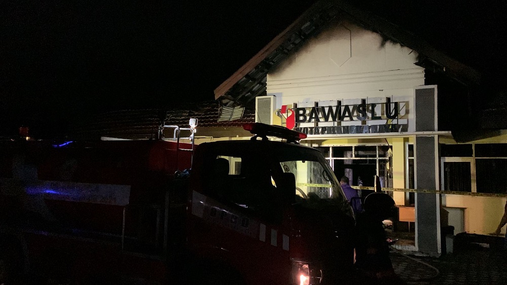 PASCA KEBAKARAN PADA DINIHARI, API KEMBALI BERKOBAR DI KANTOR BAWASLU PADA MALAM HARI DIDUGA DARI PUING SISA KEBAKARAN 1 PASCA KEBAKARAN PADA DINIHARI, API KEMBALI BERKOBAR DI KANTOR BAWASLU PADA MALAM HARI DIDUGA DARI PUING SISA KEBAKARAN 2
