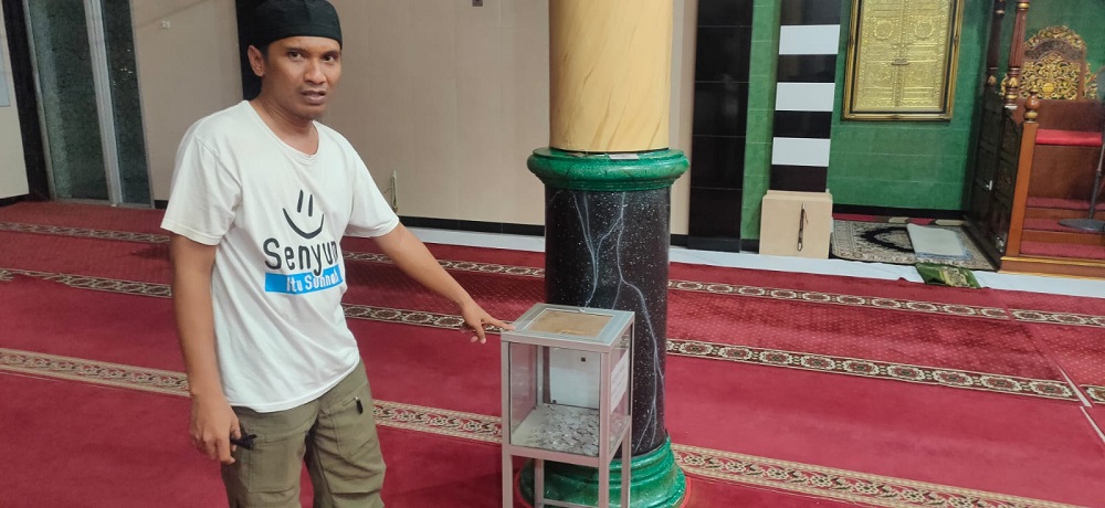 JEMAAH SEDANG SHOLAT ISYA, MALING NYELINAP BERAKSI EMBAT KOTAK AMAL 1 JEMAAH SEDANG SHOLAT ISYA, MALING NYELINAP BERAKSI EMBAT KOTAK AMAL 2