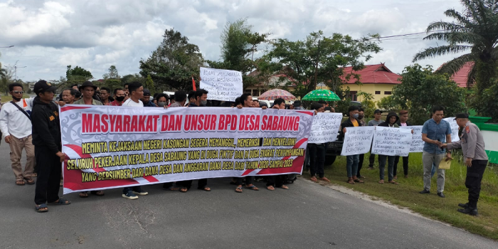 MIRIS, DEMI SEBUAH PERUBAHAN, DEMO WARGA SABAUNG SERTAKAN LANSIA DAN BALITA 1 MIRIS, DEMI SEBUAH PERUBAHAN, DEMO WARGA SABAUNG SERTAKAN LANSIA DAN BALITA 2