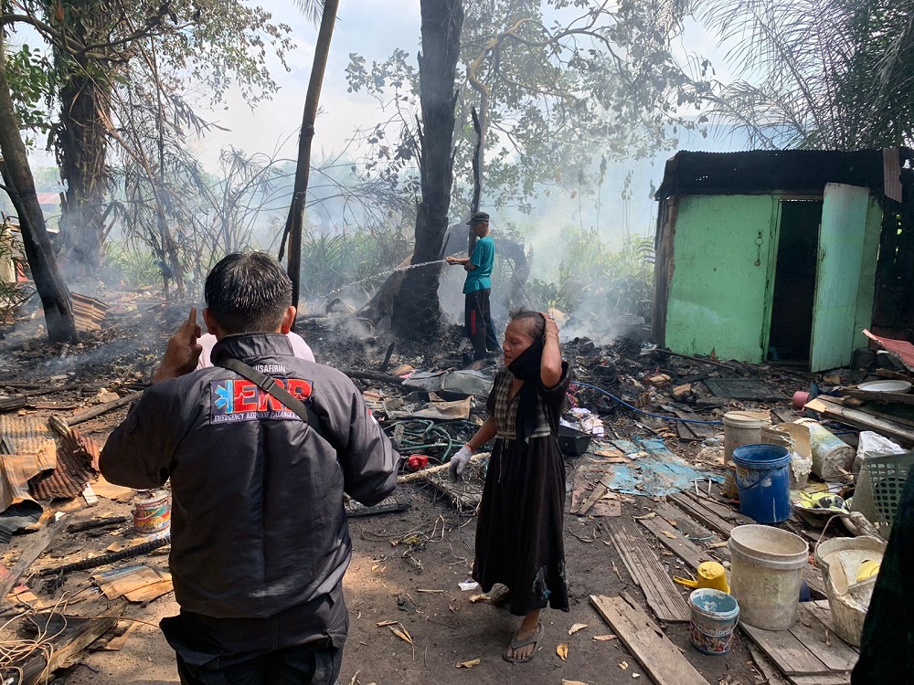DIDUGA BAKAR SAMPAH DI TANAH GAMBUT, RUMAH PENSIUNAN PEGAWAI RUMAH SAKIT LUDES TERBAKAR 1 DIDUGA BAKAR SAMPAH DI TANAH GAMBUT, RUMAH PENSIUNAN PEGAWAI RUMAH SAKIT LUDES TERBAKAR 2