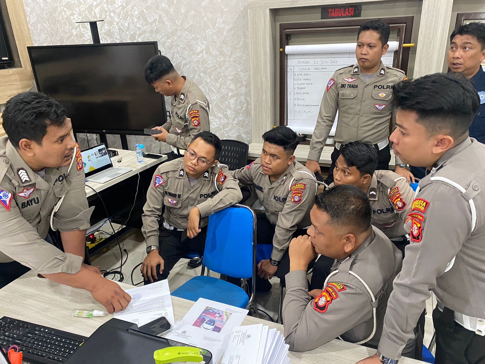 SIAP BERLAKUKAN ETLE, SATLANTAS POLRESTA PALANGKA RAYA DAPATKAN PELATIHAN BAGI OPERATOR ETLE DARI DITLANTAS POLDA KALTENG 1 SIAP BERLAKUKAN ETLE, SATLANTAS POLRESTA PALANGKA RAYA DAPATKAN PELATIHAN BAGI OPERATOR ETLE DARI DITLANTAS POLDA KALTENG 2