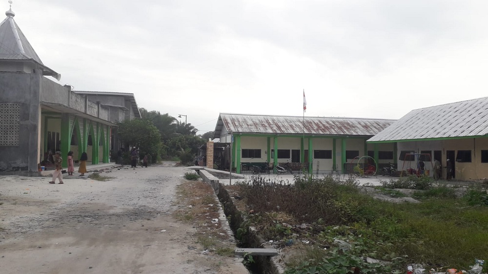 Kondisi Jalan Memprihatinkan, Warga dan Wali Murid/Santri Meminta Pemerintah Turun Tangan 2 Kondisi Jalan Memprihatinkan, Warga dan Wali Murid/Santri Meminta Pemerintah Turun Tangan 3