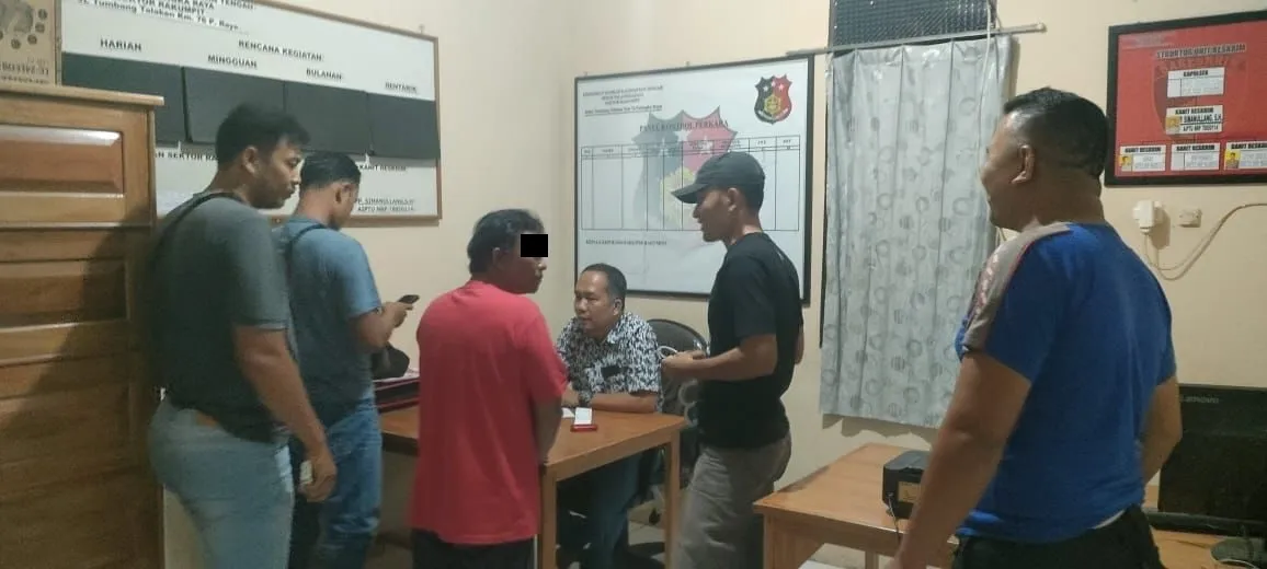 TINDAKLANJUTI LAPORAN MASYARAKAT, POLSEK RAKUMPIT AMANKAN PRIA 49 TAHUN YANG BAWA SABU SEBERAT 7.62 GRAM 1 TINDAKLANJUTI LAPORAN MASYARAKAT, POLSEK RAKUMPIT AMANKAN PRIA 49 TAHUN YANG BAWA SABU SEBERAT 7.62 GRAM 2