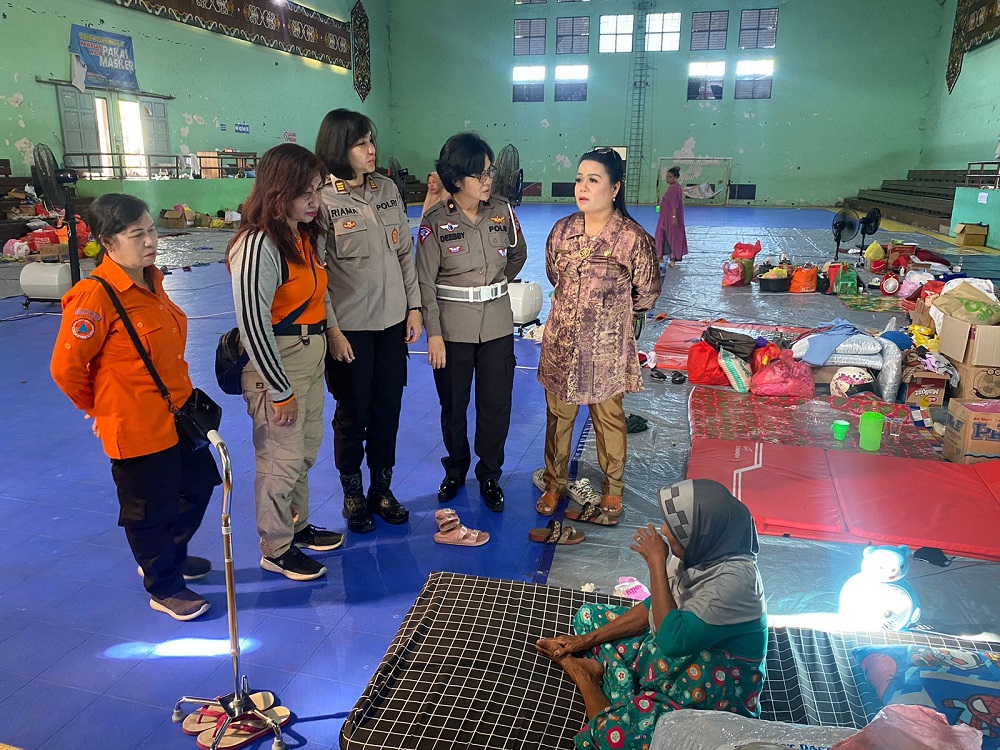 KEPEDULIAN TERHADAP SESAMA, POLISI WANITA POLDA KALTENG GELAR BAKSOS UNTUK KORBAN KEBAKARAN FLAMBOYANT BAWAH 1 KEPEDULIAN TERHADAP SESAMA, POLISI WANITA POLDA KALTENG GELAR BAKSOS UNTUK KORBAN KEBAKARAN FLAMBOYANT BAWAH 2