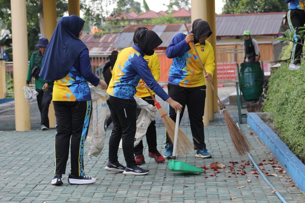 SAMBUT SEMARAK HARI JADINYA, POLWAN POLDA KALTENG BERSIHKAN SAMPAH DIBAWAH JEMBATAN KAHAYAN 1 SAMBUT SEMARAK HARI JADINYA, POLWAN POLDA KALTENG BERSIHKAN SAMPAH DIBAWAH JEMBATAN KAHAYAN 2