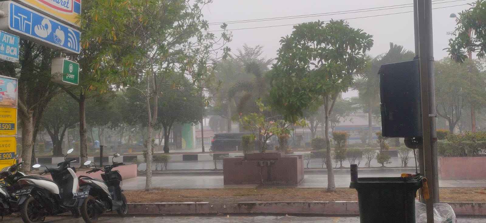 Warga Bergembira Sambut Hujan Lebat Guyur Kota Cantik Palangka Raya 1 Warga Bergembira Sambut Hujan Lebat Guyur Kota Cantik Palangka Raya 2
