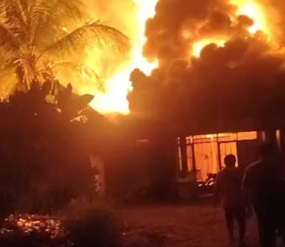 Rumah Warga di Kota Puruk Cahu, Kabupaten Murung Raya Ludes Terbakar 1