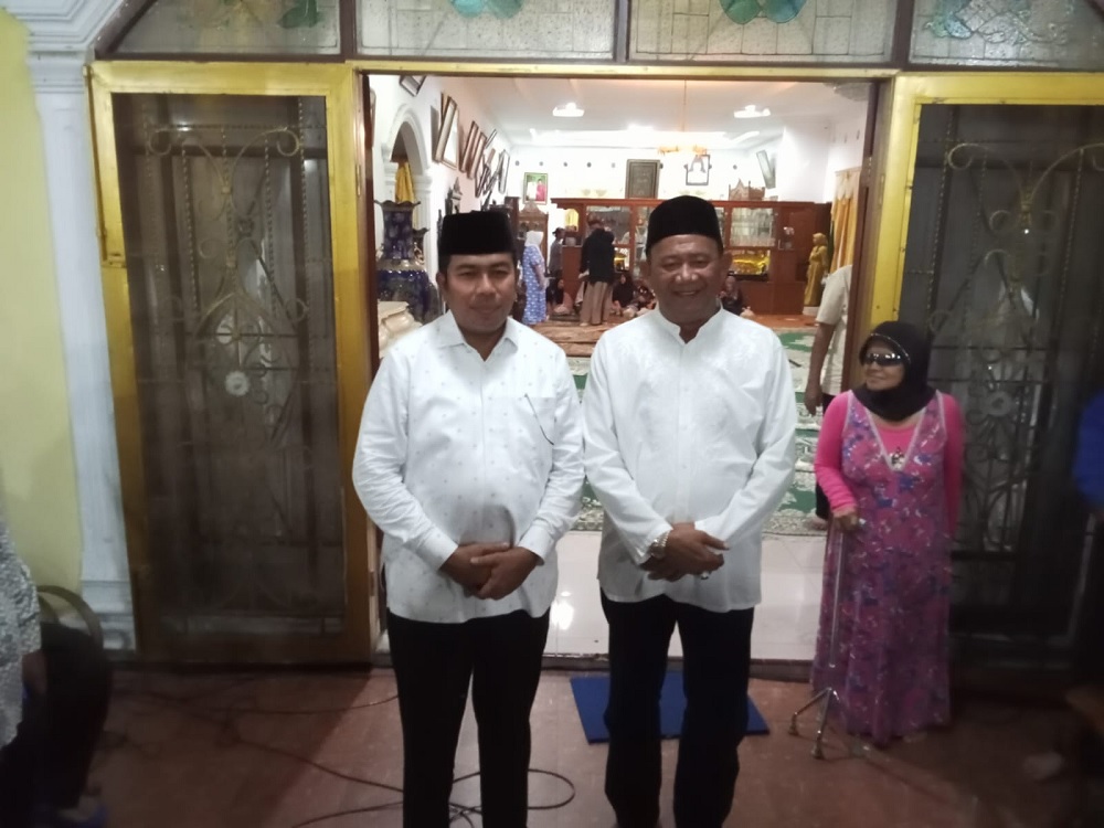 Ribuan Masyarakat Memenuhi Rumah Ibunda Almarhum H Syamsul Arifin di Berandan 1 Ribuan Masyarakat Memenuhi Rumah Ibunda Almarhum H Syamsul Arifin di Berandan 2