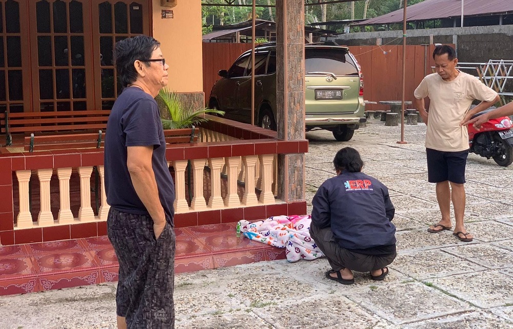 Warga Jalan B.Koetin Ujung Geger, Temukan Bayi di Depan Teras Rumah Warga 2 Warga Jalan B.Koetin Ujung Geger, Temukan Bayi di Depan Teras Rumah Warga 3
