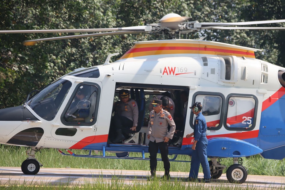 Gunakan Helikopter, Kapolda Kalteng Pantau Titik Kebakaran Hutan dan Lahan 1
