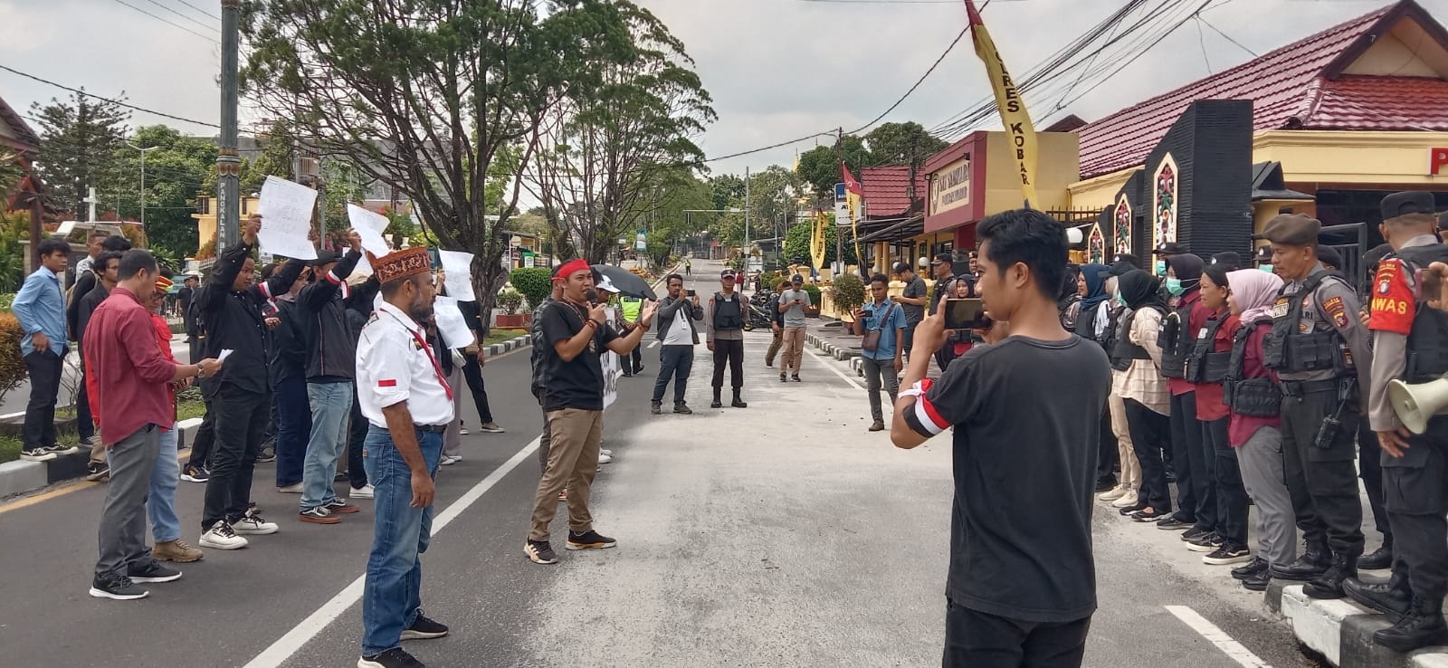 Aliansi Masyarakat Dayak dan Mahasiswa Bersatu Menggelar Aksi Damai Solidaritas untuk Bangkal Ber-Kobar 2 Aliansi Masyarakat Dayak dan Mahasiswa Bersatu Menggelar Aksi Damai Solidaritas untuk Bangkal Ber-Kobar 3