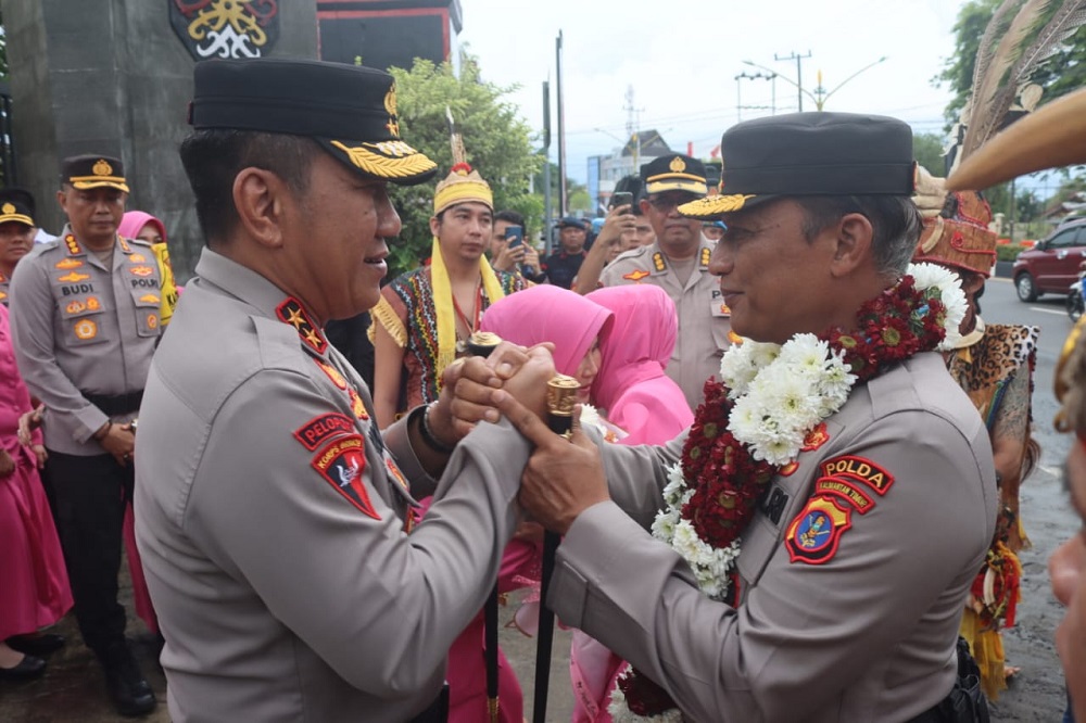 Kapolda Kalteng hantar Irjen Nanang Avianto menuju gerbang Mapolda Kalteng untuk Melanjutkan Tugas Sebagai Kapolda Kaltim 1 Kapolda Kalteng hantar Irjen Nanang Avianto menuju gerbang Mapolda Kalteng untuk Melanjutkan Tugas Sebagai Kapolda Kaltim 2