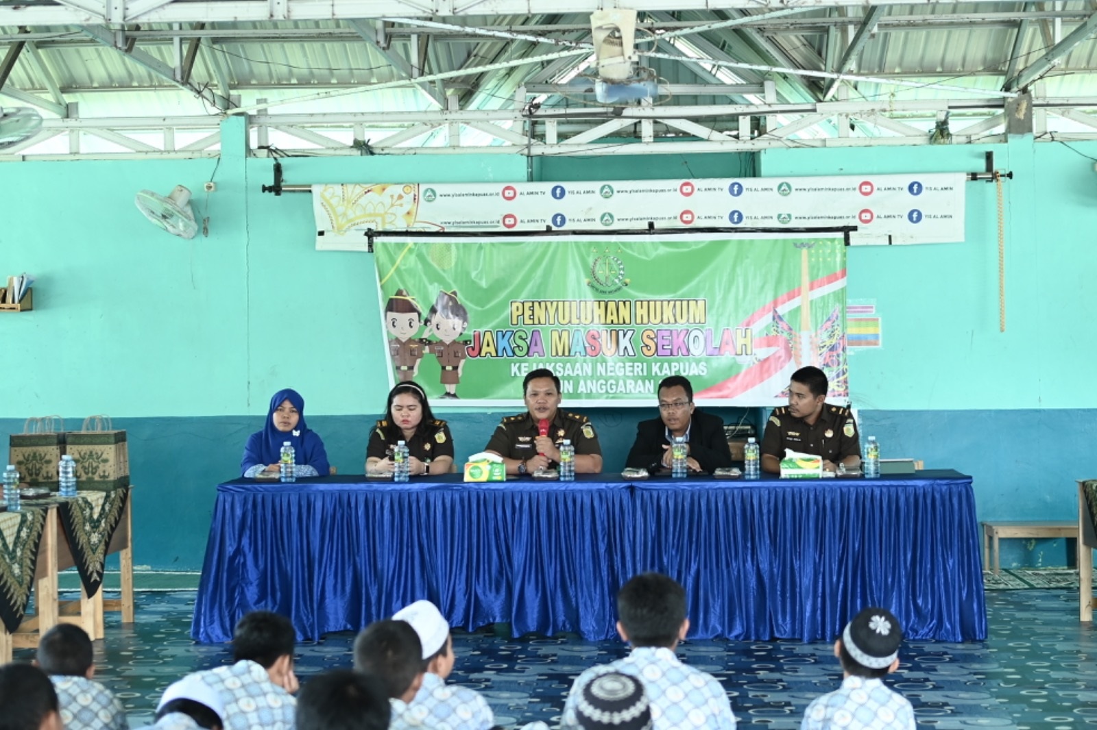 Jaksa Masuk Sekolah: Lawan Narkoba dengan Prestasi 1 Pada hari Rabu Tanggal 25 Oktober 2023 pukul 08.00 WIB s.d 10.00 WIB, Tim Intelijen Kejari Kapuas melaksanakan Penyuluhan Hukum dengan Program Jaksa Masuk Sekolah (JMS) di Sekolah Islam Terpadu Al Amin Kuala Kapuas bertempat di Gedung Aula Serba Guna Sekolah Islam Terpadau Al - Amin Kuala Kapuas.
