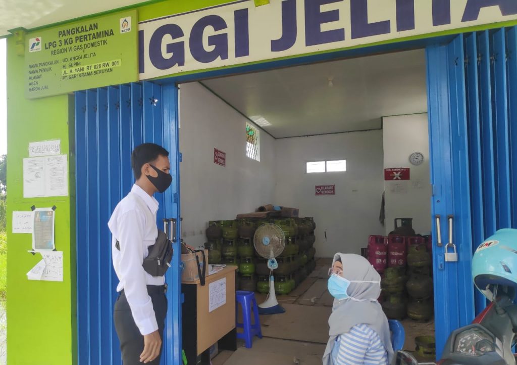 Anggota Sat Intelkam Polres Seruyan laksanakan cek dan kontrol ketersediaan LPG 3 kg di Kuala Pembuang Kab. Seruyan 1