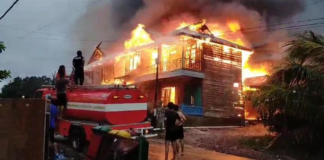 Ditengah derasnya Hujan, Lima Rumah di Nanga Bulik Ludes terbakar di Lalap Jago Merah 1