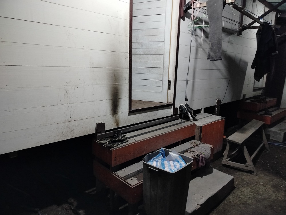 Dalam Semalam, Dua Warung Kayu di Jalan Bukit Keminting Induk Hampir Terbakar 1 Dalam Semalam, Dua Warung Kayu di Jalan Bukit Keminting Induk Hampir Terbakar 2